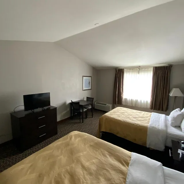 Efficiency, Standard, 2 Double Beds، Quality Inn Suites University Airport 1/3
