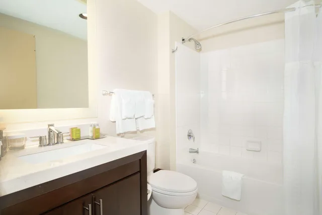 جناح بإطلالة على البحر بشرفة، Doubletree By Hilton Ocean Point Resort – North Miami Beach 5/6