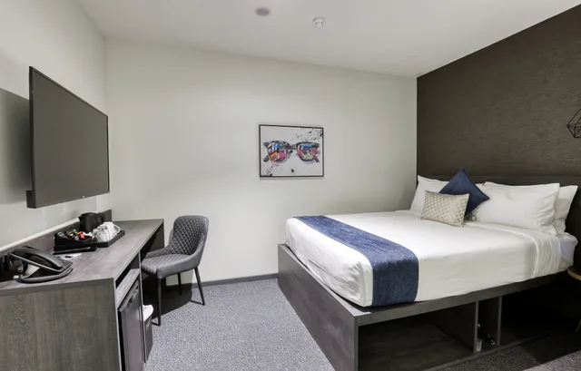Inner, Queen Bed، The Viv Hotel Wellington 5/8