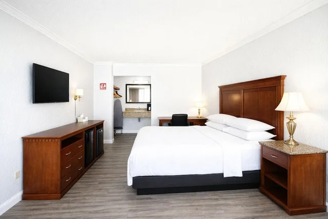 غرفة كومفورت بسرير كينج لذوي الإعاقة، Antioch Quarters Inn and Suites 2/10