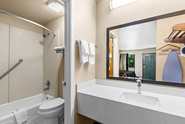 غرفة بسرير كينج، Super 8 by Wyndham Acworth/Atlanta Area GA 7/7