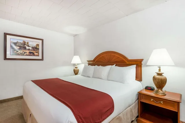 Suite, King Bed, No Window، Ramada by Wyndham State College Hotel & Conference Center 2/3