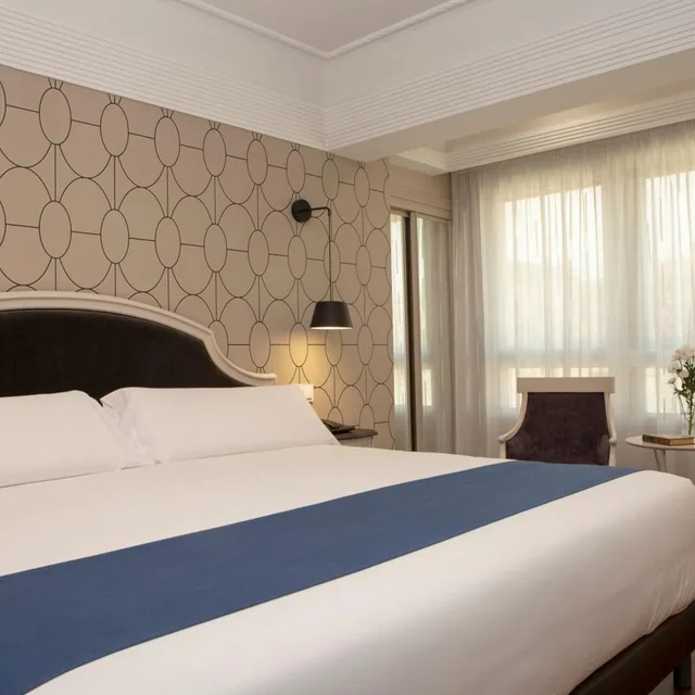 غرفة خارجية بريميوم بسرير كينج، Hotel Corona de Castilla Burgos 1/5