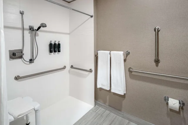 جناح بسرير كينج بغرفة نوم واحدة مع أريكة لذوي الإعاقة، DoubleTree Suites by Hilton Hotel Mt. Laurel 9/9