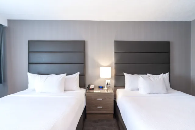غرفة قياسية بسريرين كوين، Sandman Hotel Edmonton West 1/5