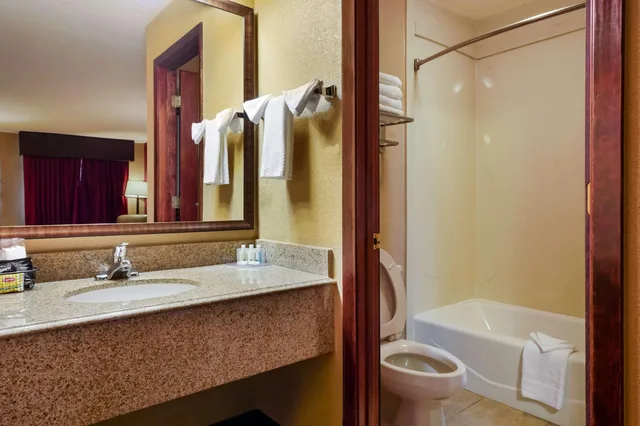 غرفة بسريرين كوين، Quality Inn & Suites West Helena 4/4