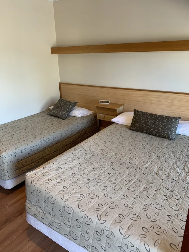 غرفة عائلية ثلاثية بسرير كوين وسريرين فرديين، Tanjil Motor Inn 3/3
