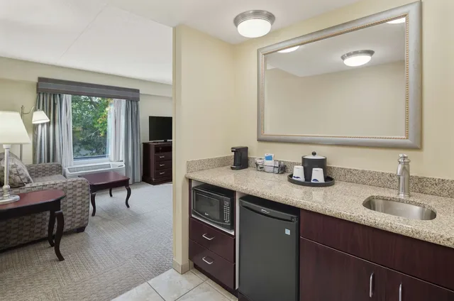 غرفة صغيرة بسرير كينج بشرفة مع أريكة، Hampton Inn Fairhopemobile Bay 5/5