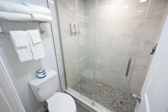 Room, King Bed, Water View, Balcony، Pirates Cove Resort and Marina 2/2