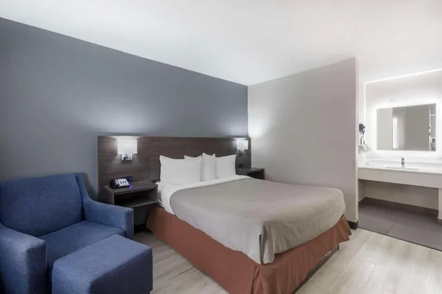 Standard, Queen Bed, Downtown Inn & Studio Suites 3/6