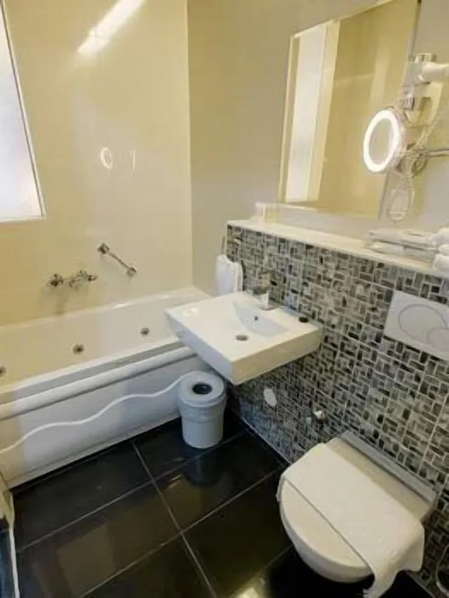 غرفة بسرير مزدوج بحوض جاكوزي، Hotel Larende 1/2