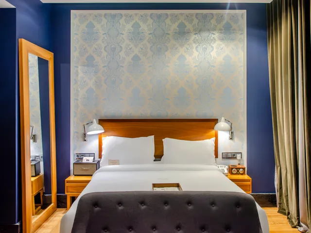 Charming Deluxe، Browns Central Hotel 3/10