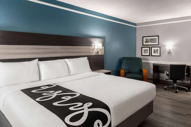 غرفة بسرير كينج بحوض استحمام لذوي الإعاقة، La Quinta Inn Victoria 3/6