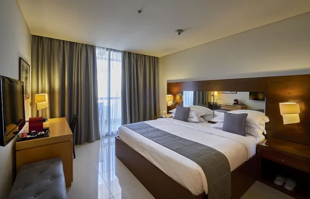 جناح تنفيذي بسرير كينج، Coral Beach Hotel & Resort Beirut 2/3