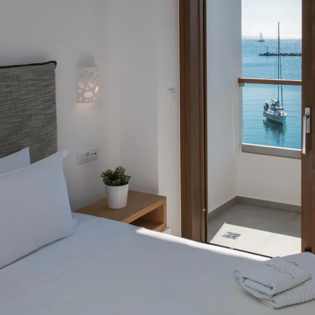 غرفة بريميوم ثلاثية بإطلالة على البحر، Natura Luxury Boutique Hotel Skopelos 3/9