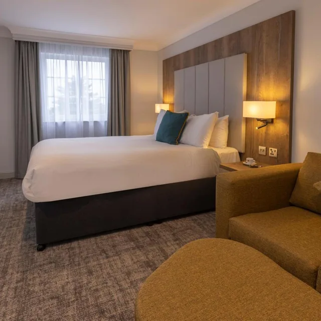 جناح جونيور بسرير كوين بمنطقة جلوس، Yew Lodge Hotel East Midlands Airport 3/9