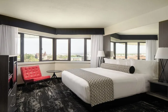 غرفة بريميوم بسرير كينج، Centennial Hotel Spokane 2/3