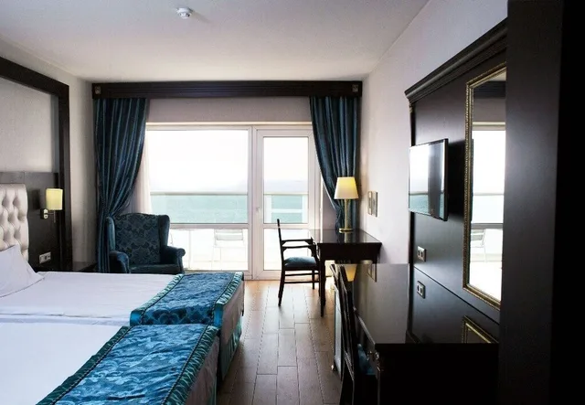 غرفة قياسية بسريرين منفصلين بإطلالة على البحر، Ege Palas Business Hotel 1/2