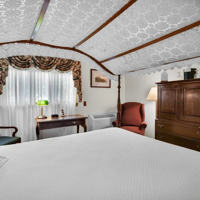 Canopy, Queen Bed، Lamie S Inn And the Old Salt Restaurant 1/8