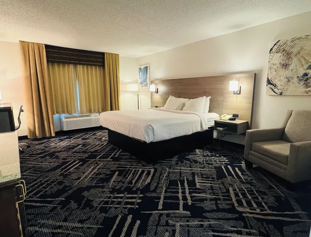 غرفة قياسية بسرير كينج لذوي الإعاقة، Best Western Sault Ste. Marie 2/4