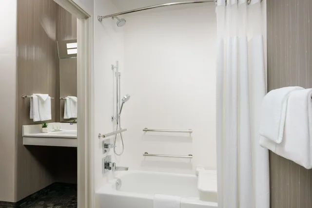غرفة بسرير كينج بحوض استحمام لذوي الإعاقة، Courtyard Dallas Lewisville 9/10