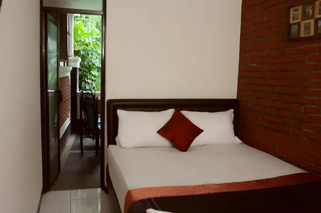 family 3، Bantal Guling Villa Bandung 1/1