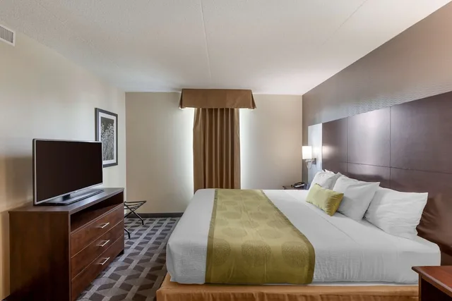 جناح عائلي بسرير كينج وسريرين كوين مع أريكة، Best Western Plus Leamington Hotel and Conference Centre 2/10
