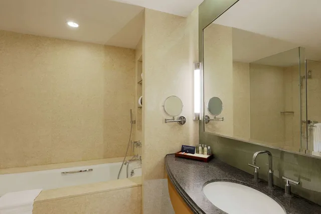 غرفة تنفيذية بسريرين منفصلين مع دخول الصالة، DoubleTree by Hilton Hotel Shanghai Pudong 3/4