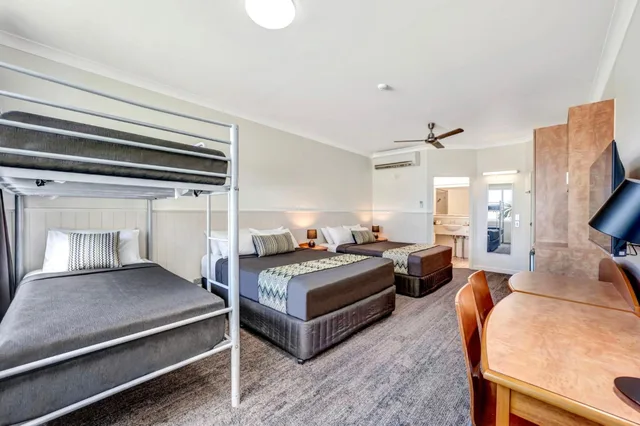 غرفة ديلوكس عائلية بسرير بطابقين وسريرين كوين، City Oasis Inn Townsville SureStay Collection by BW 3/4