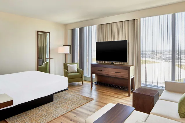 استوديو بسرير كينج مع أريكة لذوي الإعاقة، Embassy Suites by Hilton Nashville Downtown Convention Center 4/7