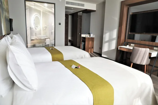 غرفة ديلوكس ثلاثية بسرير كوين وسرير فردي بإطلالة على المدينة بغرفة نوم واحدة، Limak Skopje Luxury Hotel Skopje 1/5