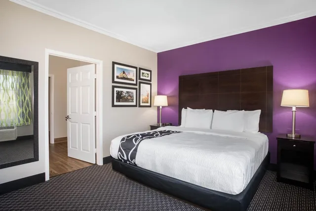 جناح ديلوكس بسرير كينج بحوض استحمام لذوي الإعاقة، La Quinta Inn And Suites By Wyndham Columbus Tx 2/7