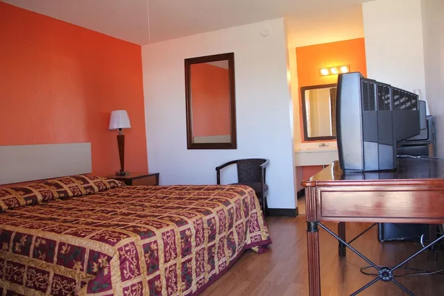 غرفة قياسية مفردة بسرير كينج، LoneStar Inn & Suites 1/3