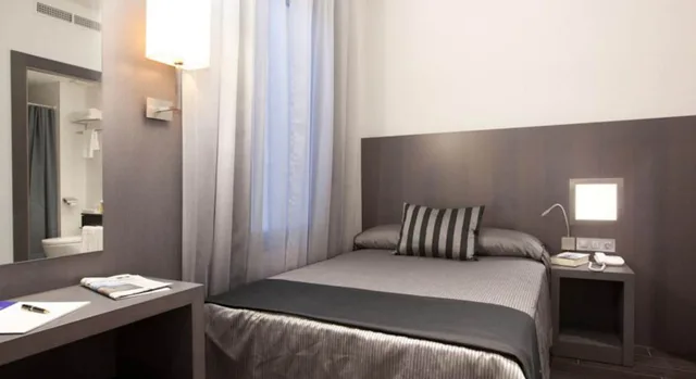 غرفة صغيرة بسرير كوين، Dalia Ramblas Hotel 1/2