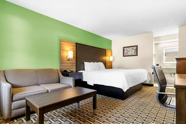 غرفة بسرير كينج، Econo Lodge Russellville, KY 2/4