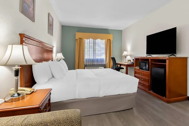 جناح بسرير كينج مع أريكة، Quality Inn & Suites McAlester on Hwy 69 4/8
