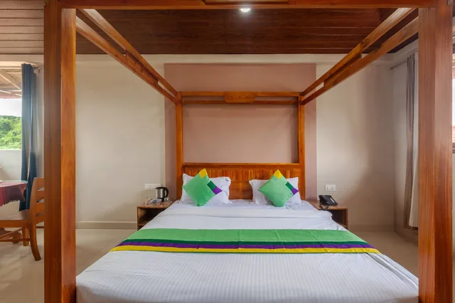 غرفة ديلوكس بسرير كوين، Treebo Vrindavan Coorg 1/4