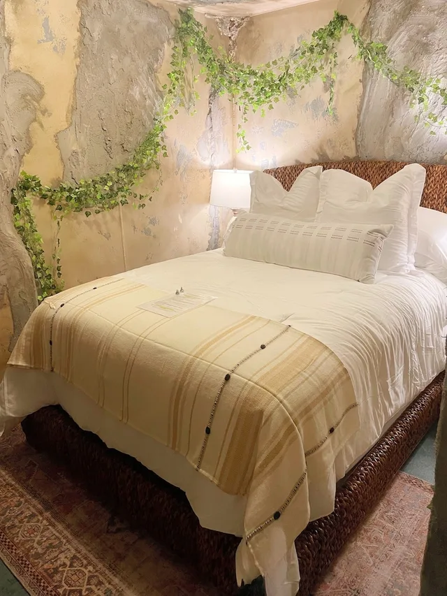 Maui, Queen Bed، 5th East Hall Bed Breakfast 2/4