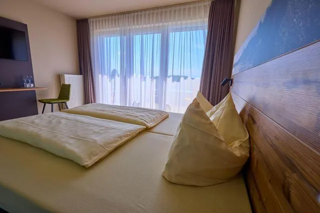 غرفة بسرير مزدوج بإطلالة على البحيرة، Hochwalder Wohlfuhlhotel 6/8