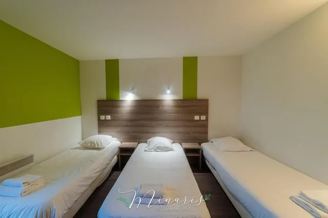 Room, Triple, 1 Double and 1 Single Bed, B Hotel Troyes Aeroport 3/6