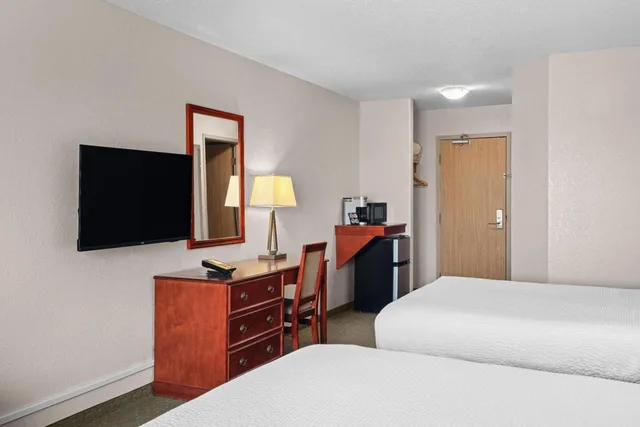 غرفة بسرير كينج وسريرين كوين، Days Inn & Suites by Wyndham Winkler 8/10