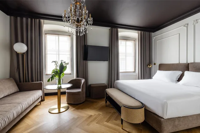 جناح جونيور، Continentale Hotel 1/5