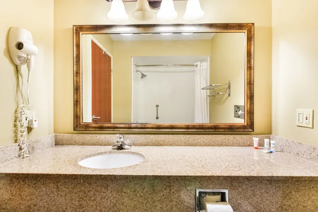 غرفة بسرير كينج لذوي الإعاقة، Oyo Townhouse Oklahoma City Airport 9/10