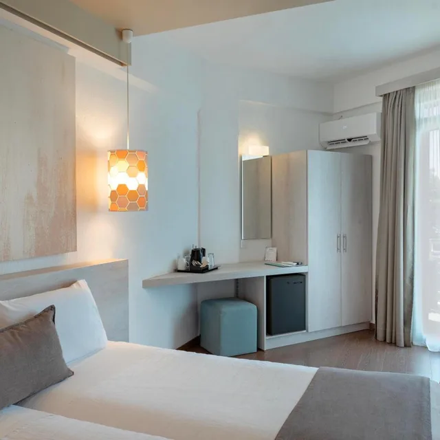 غرفة بسرير مزدوج أو سريرين منفصلين بإطلالة على البحر، The Grove Seaside Hotel 2/5
