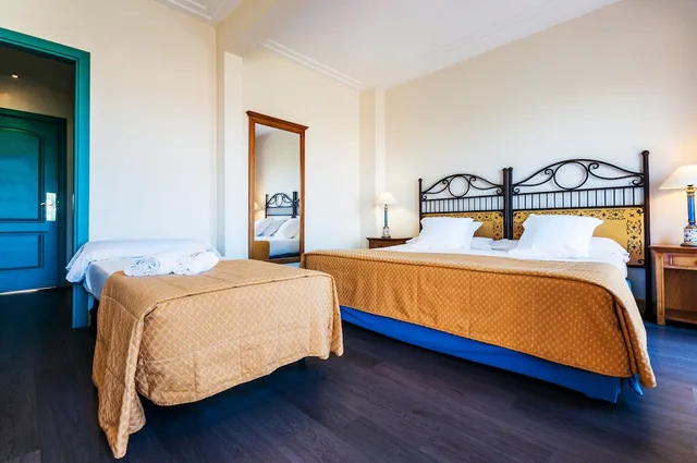غرفة بثلاثة أسرّة بإطلالة على البحيرة بشرفة، Hotel Alicante Golf 2/7