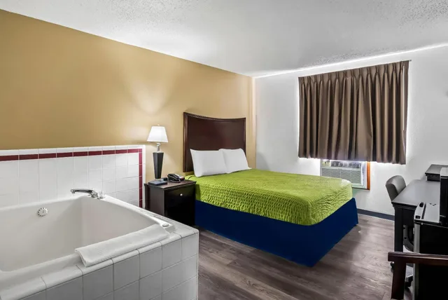 غرفة بسرير كوين بحوض جاكوزي، Econo Lodge Inn & Suites Auburn, MI 8/8