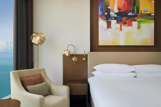 غرفة بسرير كينج بإطلالة على البحر، Delta Hotels Marriott City Center Doha 8/13
