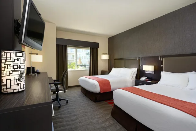 غرفة بسرير كوين بإطلالة على المسبح، Holiday Inn Express and Suites Naples Downtown 2/4