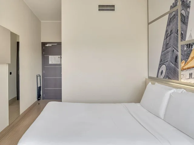 Standard, Queen Bed, B&B Hotel Cremona 5/10