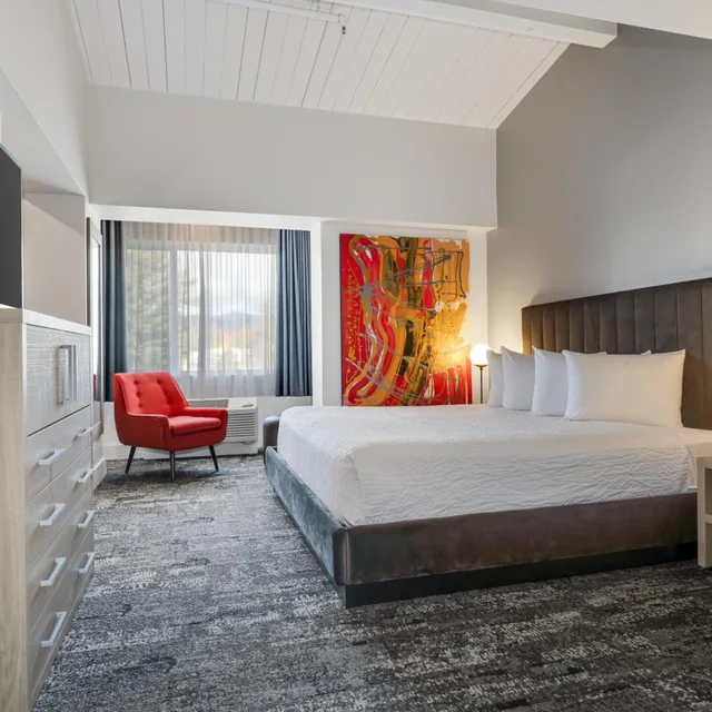 غرفة بسرير كينج بشرفة، Lake Placid Inn Boutique Hotel 1/7